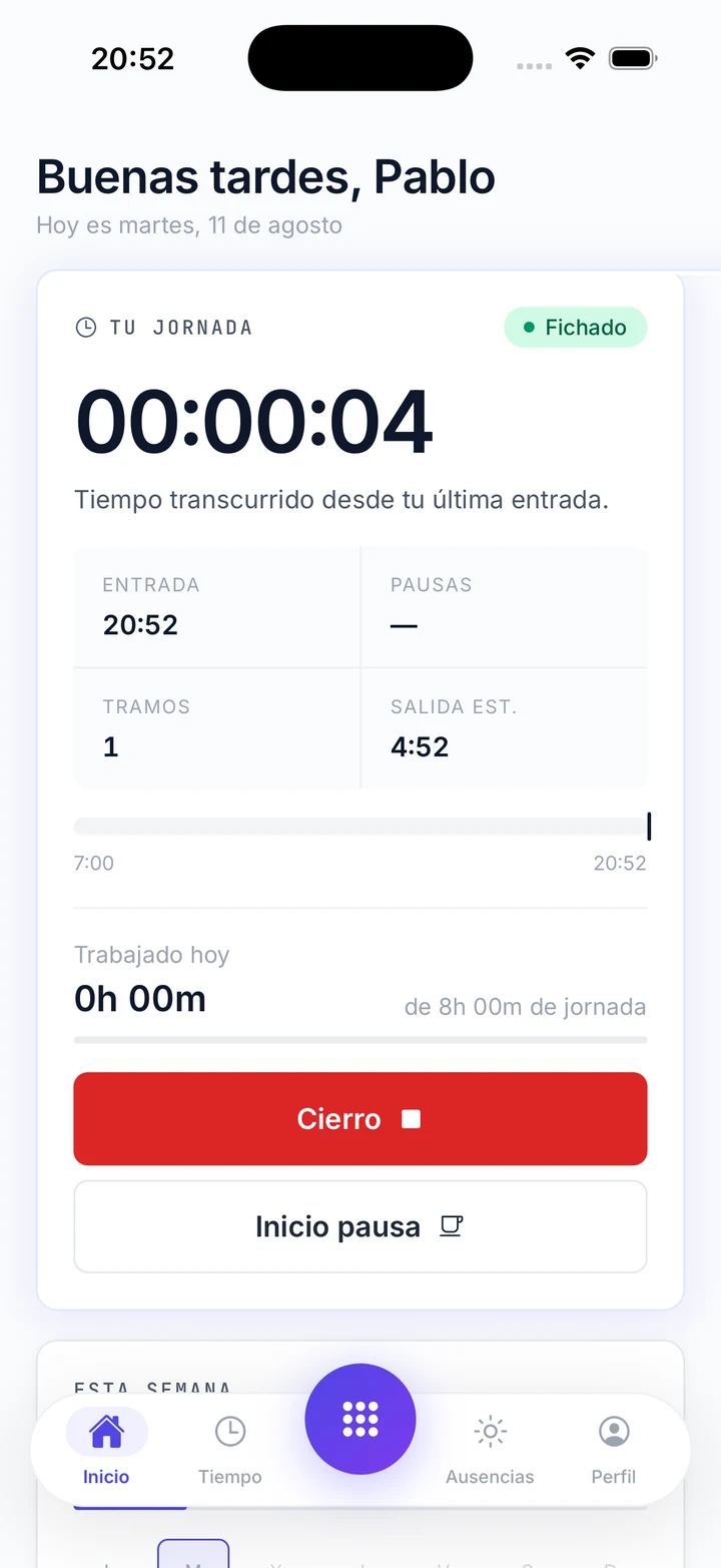 Pantalla de fichaje de la app: jornada en curso con entrada, pausas y salida estimada